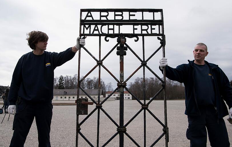 Die Bilder von der Rückkehr des KZ-Tors in Dachau.