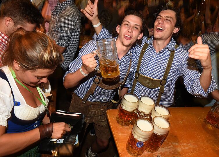 Kein Zweifel, auf der Wiesn rollt der Rubel &ndash; Stadt und Finanzamt haben ein Auge drauf.