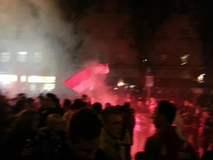 So ausgelassen feiern die Fans auf der Leopoldstraße den Bayern-Sieg. Die Bilder