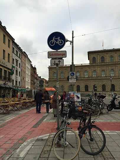 Der Radlstreifen vor der Oper wird entfernt.