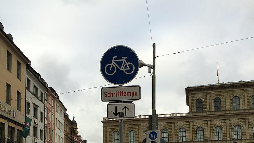 Der Radlstreifen vor der Oper wird entfernt. Der Radlstreifen vor der Oper wird entfernt.