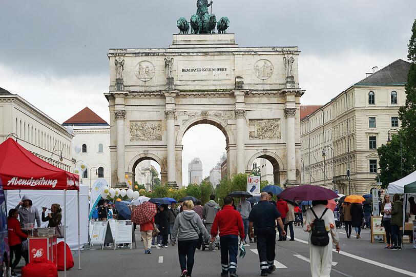 Dem Regen zum Trotz: Unter dem Motto &bdquo;Miteinander Füreinander&ldquo; genossen die Münchner am Samstag Musik, Theater, Literatur, Tanz und Diskussionen auf der Feiermeile.