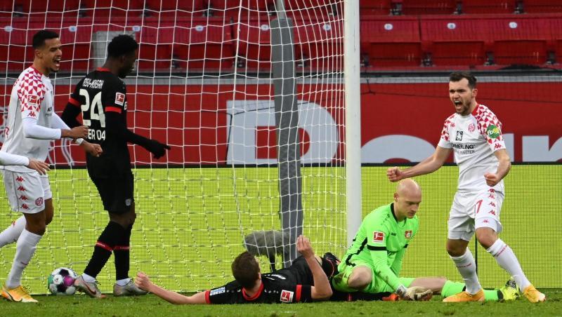 Kevin Stöger (r) rettet Mainz dank eines Last-Minute-Treffers einen Punkt in Leverkusen.