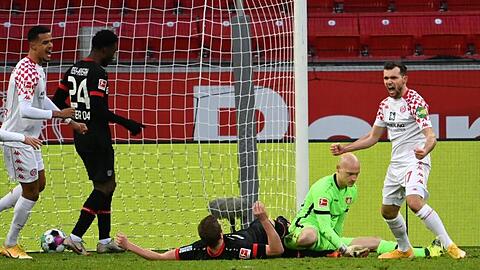 Kevin Stöger (r) rettet Mainz dank eines Last-Minute-Treffers einen Punkt in Leverkusen.