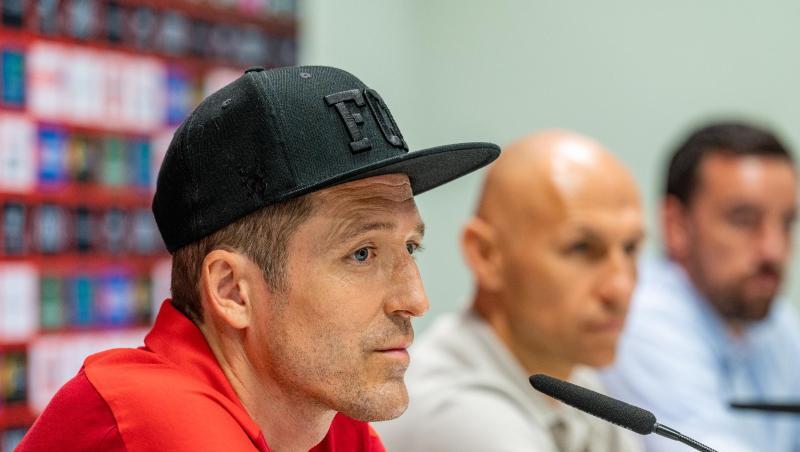Roberto Pätzold (l), der neue Trainer beim FC Ingolstadt, neben Geschäftsführer Manuel Sternisa (M).