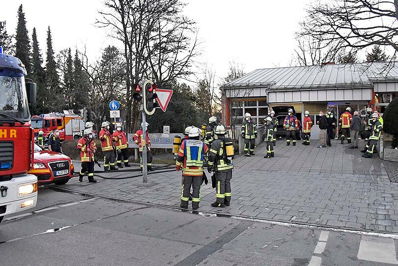 Die Putzbrunner Straße und Cramer-Klett-Straße mussten während des Einsatzes gesperrt werden.