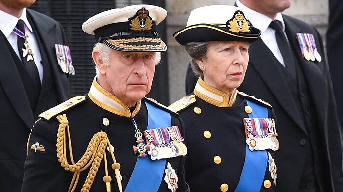 König Charles III. und seine Schwester, Prinzessin Anne, trauern um die Queen.