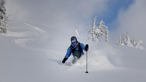 Die Abfahrt ohne Helm kann in Italien teuer werden. (Archivbild)