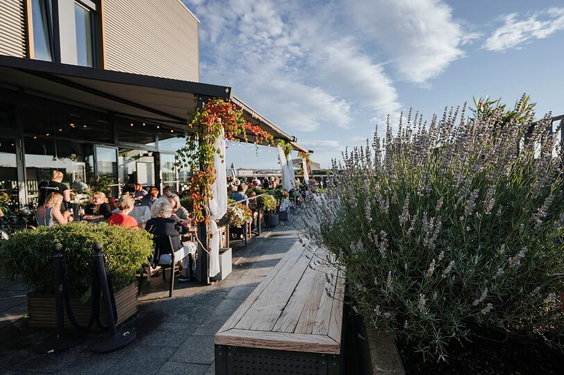 Ab 11 Uhr bei "Rauf aufs Dach" zu besichtigen: die Dachterrasse mit "Küche im Kraftwerk" auf dem Kare-Möbelhaus in Obersendling. Ab 11 Uhr bei "Rauf aufs Dach" zu besichtigen: die Dachterrasse mit "Küche im Kraftwerk" auf dem Kare-Möbelhaus in Obersendling.