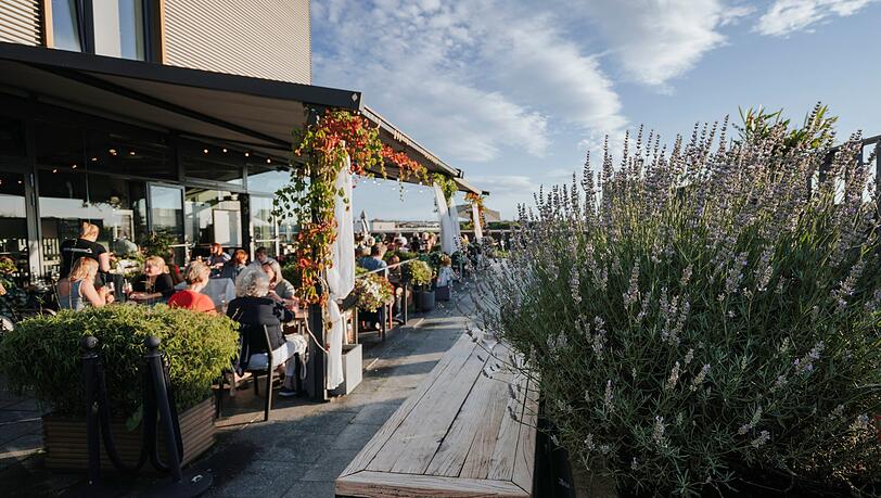 Ab 11 Uhr bei "Rauf aufs Dach" zu besichtigen: die Dachterrasse mit "Küche im Kraftwerk" auf dem Kare-Möbelhaus in Obersendling. Ab 11 Uhr bei "Rauf aufs Dach" zu besichtigen: die Dachterrasse mit "Küche im Kraftwerk" auf dem Kare-Möbelhaus in Obersendling.