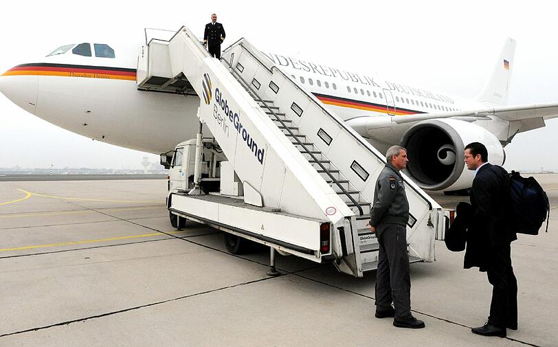 unsere Regierungsmitglieder um die Welt reiste, so wie hier der ehemalige Verteidigungsminister Karl- Theodor zu Guttenberg im März 2010.