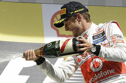 Nur Jenson Button ist in Belgien schneller als Vettel. Der Formel-1-Weltmeister wird Zweiter, während WM-Spitzenreiter Alonso schon in der ersten Kurve ausgeschieden ist.