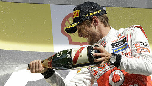 Nur Jenson Button ist in Belgien schneller als Vettel. Der Formel-1-Weltmeister wird Zweiter, während WM-Spitzenreiter Alonso schon in der ersten Kurve ausgeschieden ist. Nur Jenson Button ist in Belgien schneller als Vettel. Der Formel-1-Weltmeister wird Zweiter, während WM-Spitzenreiter Alonso schon in der ersten Kurve ausgeschieden ist.