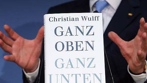 Der ehemalige Bundespräsident Christian Wulff stellt am 10.06.2014 in Berlin sein Buch "Ganz oben ganz unten" vor.
