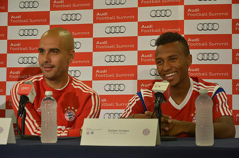 Bayern-Trainer Pep Guardiola (links) und US-Nationalspieler Julian Green bei der Pressekonferenz in New Jersey.
