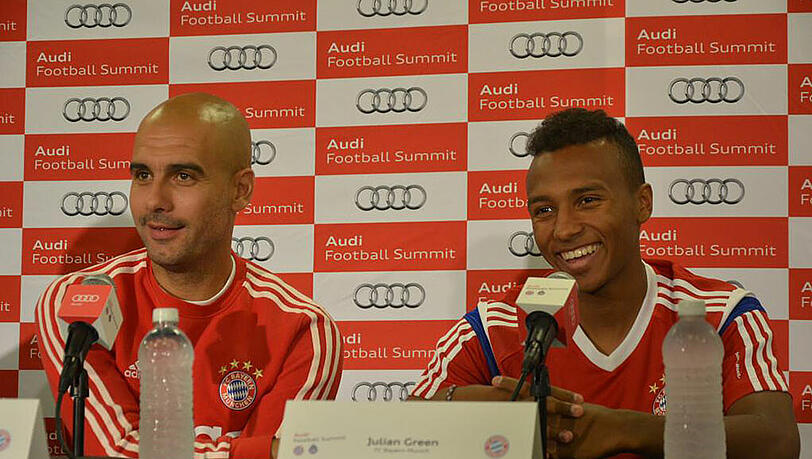 Bayern-Trainer Pep Guardiola (links) und US-Nationalspieler Julian Green bei der Pressekonferenz in New Jersey. Bayern-Trainer Pep Guardiola (links) und US-Nationalspieler Julian Green bei der Pressekonferenz in New Jersey.