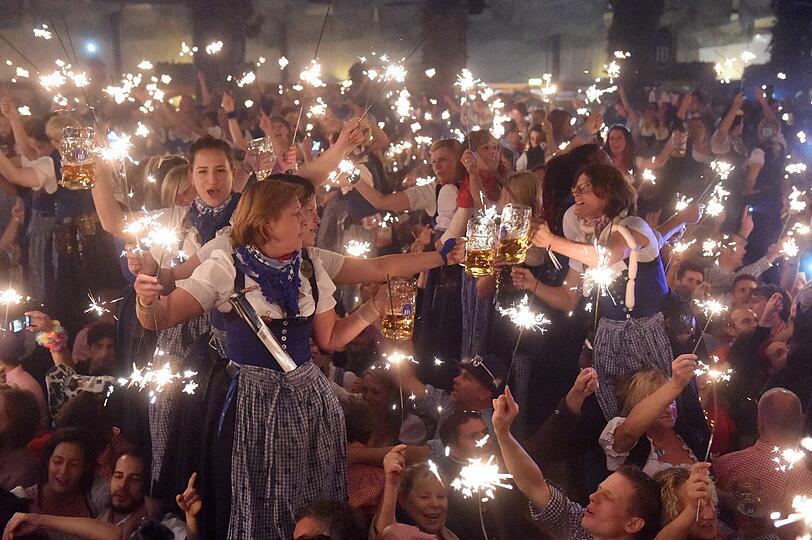 Der traditionelle Kehraus in den Wiesn-Zelten. Die Bilder!