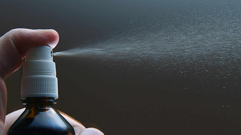 Der Mann besprühte die Frau mit Desinfektionsspray. (Symbolbild)