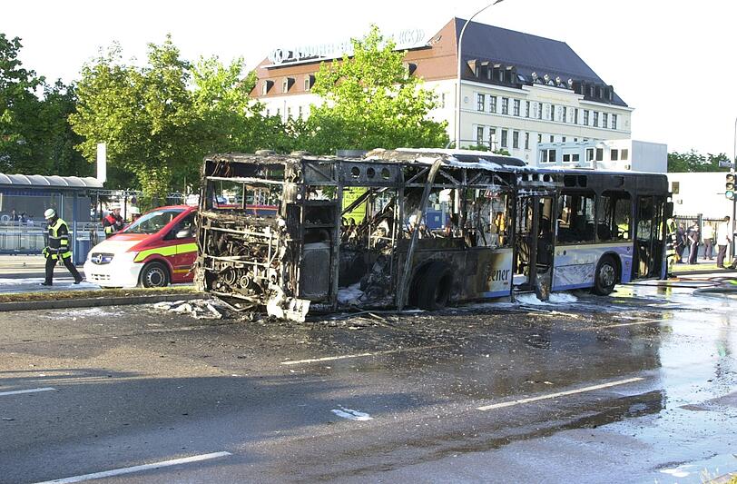 Der Bus fing auf der Fahrt plötzlich Feuer - sehen Sie hier die Bilder des Feuerwehreinsatzes.