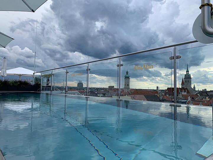 Der Pool ist vier Meter lang, zwei Meter breit und ein Meter tief.