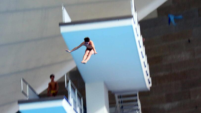 Von hoch oben ins kalte Wasser. Macht vielen Spaß!