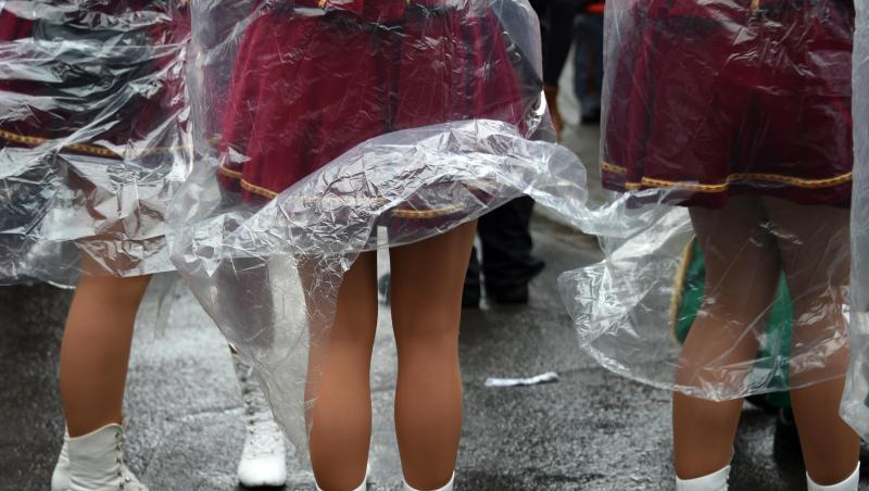 Mit Plastik-Umhänge gegen den Regen: Tief "Bennet" geht den Karnevalisten etwas auf die Nerven. Mit Plastik-Umhänge gegen den Regen: Tief "Bennet" geht den Karnevalisten etwas auf die Nerven.