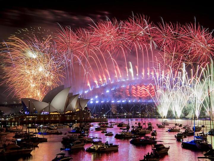 Mit einem extravaganten, zwölf Minuten andauernden Feuerwerk hat die australische Metropole Sydney das neue Jahr begrüßt.
