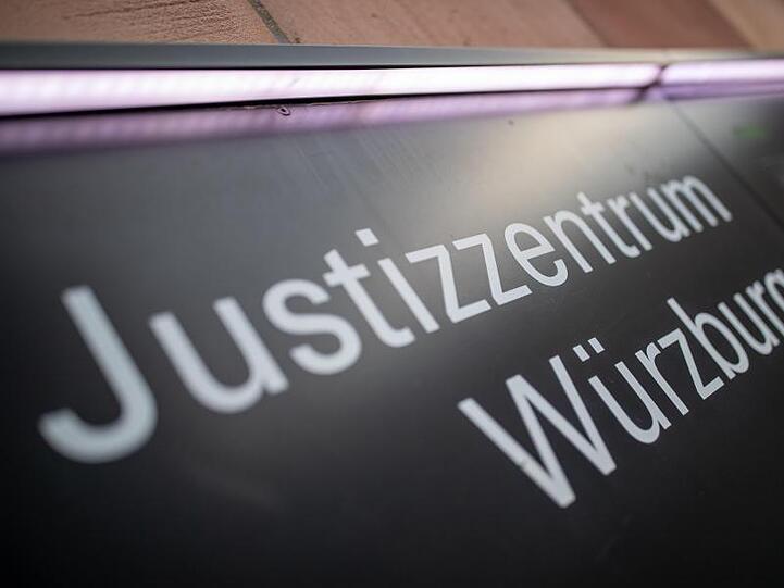 "Justizzentrum Würzburg" steht auf einem Schild im Eingangsbereich zum Landgericht. Foto: Daniel Karmann/dpa