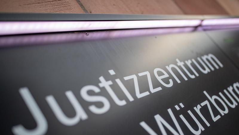 "Justizzentrum Würzburg" steht auf einem Schild im Eingangsbereich zum Landgericht. Foto: Daniel Karmann/dpa "Justizzentrum Würzburg" steht auf einem Schild im Eingangsbereich zum Landgericht. Foto: Daniel Karmann/dpa