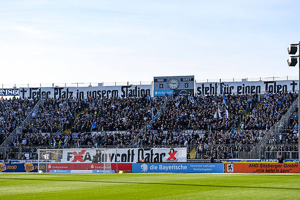 "Jeder Platz in unserm Stadion steht für einen Toten", steht auf einem Banner in der Westkurve.