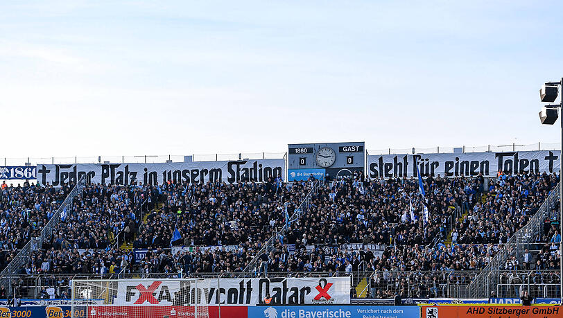 "Jeder Platz in unserm Stadion steht für einen Toten", steht auf einem Banner in der Westkurve. "Jeder Platz in unserm Stadion steht für einen Toten", steht auf einem Banner in der Westkurve.