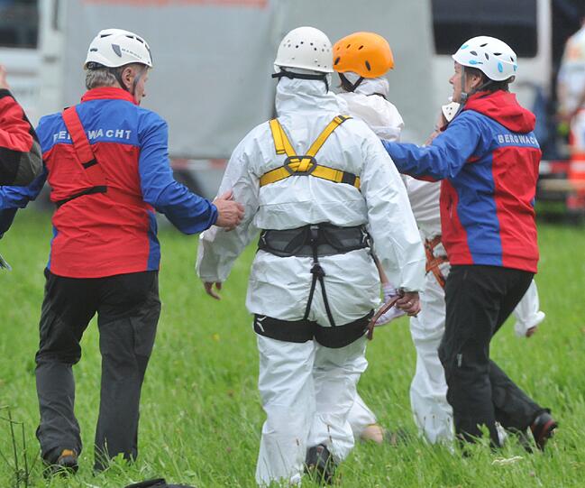 Horror-Nacht für einige Insassen einer Gondel in Schwangau. Nach einem Gleitschirm-Unfall mussten die Fahrgäste teils die Nacht in der Luft verbringen. Rettungskräfte konnten alle Menschen retten.