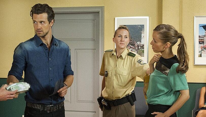 Jonas Wolf (Wayne Carpendale) und Marie Reuter (Annemarie Carpendale, r.) werden des Mmordes verdächtigt Jonas Wolf (Wayne Carpendale) und Marie Reuter (Annemarie Carpendale, r.) werden des Mmordes verdächtigt
