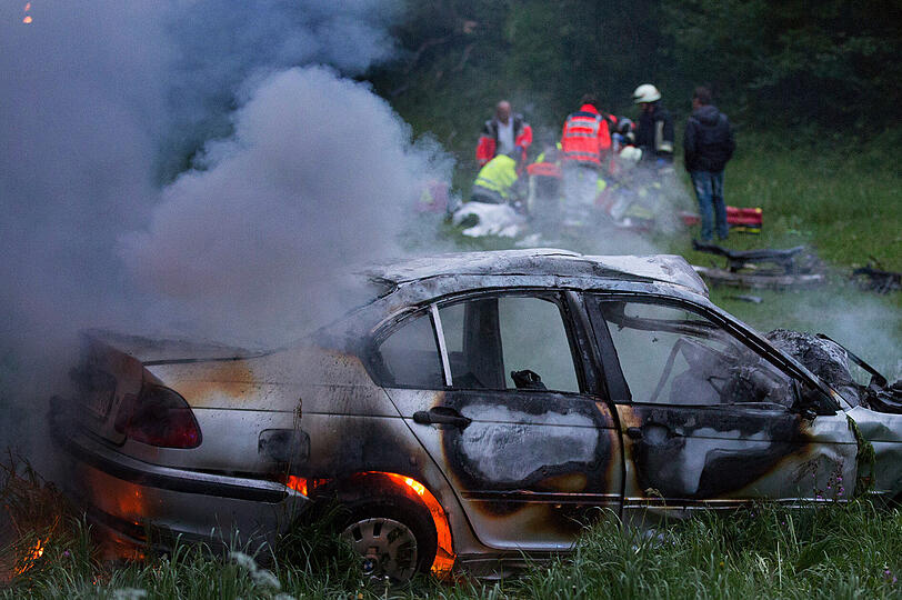 Gegen Baum geprallt: Bei einem Unfall bei Hainz am See ist ein 21-Jähriger schwer verletzt worden. Er hatte den BMW vorher aus einer Garage geklaut.