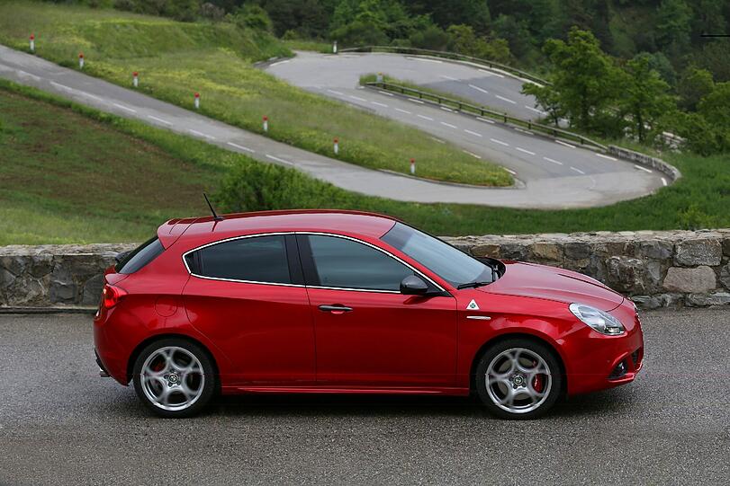 Alfa Romeo bestückt die Giulietta QV mit dem Turbomotor aus dem Sportwagen 4C. Das Triebwerk leistet 177 kW/240 PS.