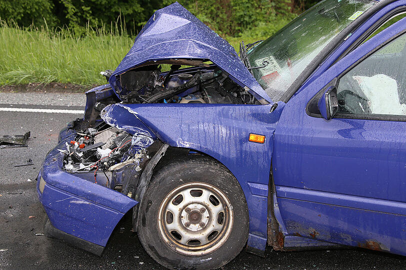Auf der B12 Reichertsheimer Berg kam es am Donnerstagmittag zu einem Auffahrunfall mit drei Fahrzeugen.