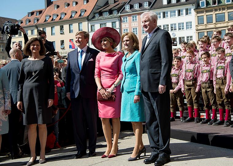 Königin Maxima und König Willem-Alexander der Niederlande werden auf dem Max-Joseph-Platz von Horst Seehofer begrüßt.
