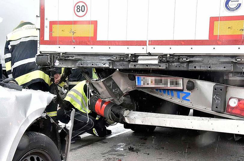 Auf der A99 bei Vaterstetten hat sich ein Auto unter einen Lkw geschoben. Der Pkw-Fahrer wurde verletzt in ein Krankenhaus gebracht.
