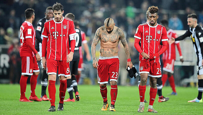 Erste Niederlage unter Jupp Heynckes in dieser Saison: Die Bayern (v.l.) Javi Martínez, Arturo Vidal und Kingsley Coman in Mönchengladbach.