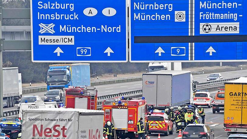 Nach dem Unfall musste die A99 für etwa eine Stunde gesperrt werden. Die drei Insassen des Ford kamen mit schweren Verletzungen ins Krankenhaus. Der Fahrer starb wenig später.