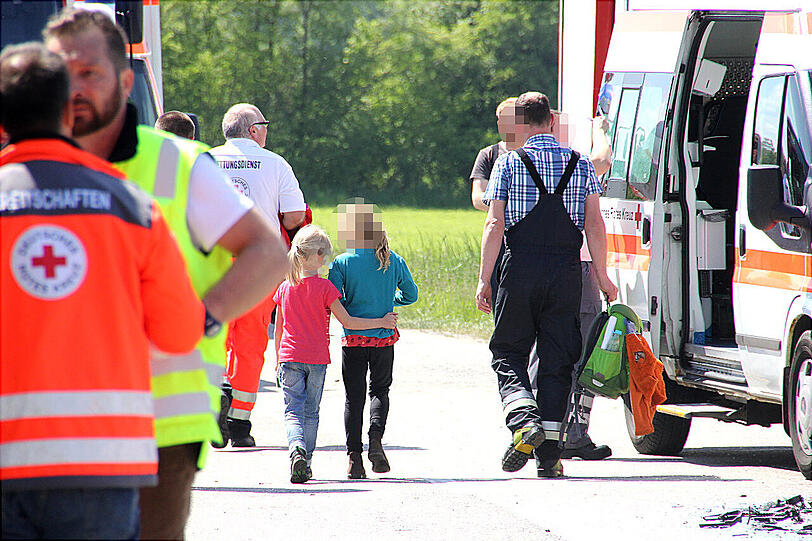 Bei dem Schulbus-Unfall wurden 15 Kinder und die beiden Busfahrer teils schwer verletzt.