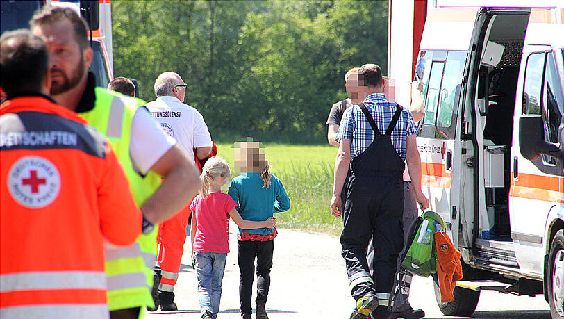 Bei dem Schulbus-Unfall wurden 15 Kinder und die beiden Busfahrer teils schwer verletzt. Bei dem Schulbus-Unfall wurden 15 Kinder und die beiden Busfahrer teils schwer verletzt.