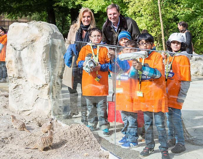 ... säuberten die Kinder mit Schwamm und Besen das Gehege der Erdmännchen ...