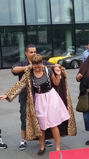 ... und eine &bdquo;echte Münchnerin&ldquo; mit Dirndl und Leopardenmantel.