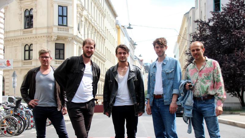 Lukas Hasitschka, Marco Michael Wanda (eigentlich Michael Marco Fitzthum), Manuel Christoph Poppe, Christian Hummer und Reinhold Weber sind Wanda. Lukas Hasitschka, Marco Michael Wanda (eigentlich Michael Marco Fitzthum), Manuel Christoph Poppe, Christian Hummer und Reinhold Weber sind Wanda.