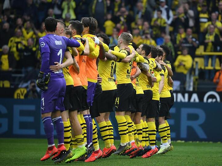 Die BVB-Spieler feiern nach dem Sieg gegen Wolfsburg mit ihren Fans die Rückkehr auf Platz eins.