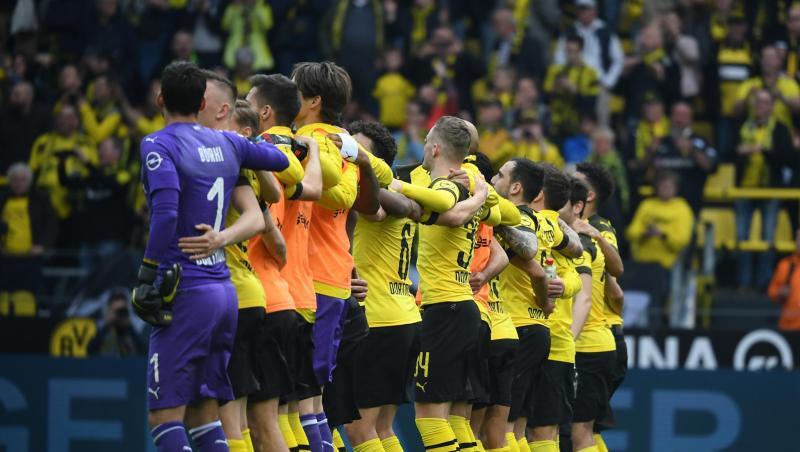 Die BVB-Spieler feiern nach dem Sieg gegen Wolfsburg mit ihren Fans die Rückkehr auf Platz eins. Die BVB-Spieler feiern nach dem Sieg gegen Wolfsburg mit ihren Fans die Rückkehr auf Platz eins.