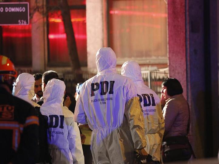 Polizisten treffen am Einsatzort ein an dem sechs brasilianische Touristen tot entdeckt wurden.