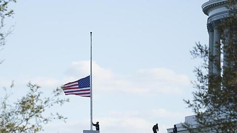 Die amerikanische Flagge am Kapitol wird auf halbmast gesetzt.