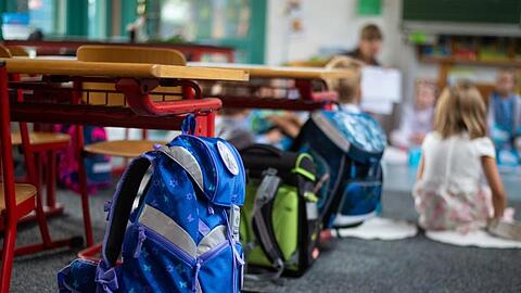Ranzen hängen und stehen beim Begrüssungsunterricht der neuen Erstklässler im Klassenzimmer. (Archivbild).